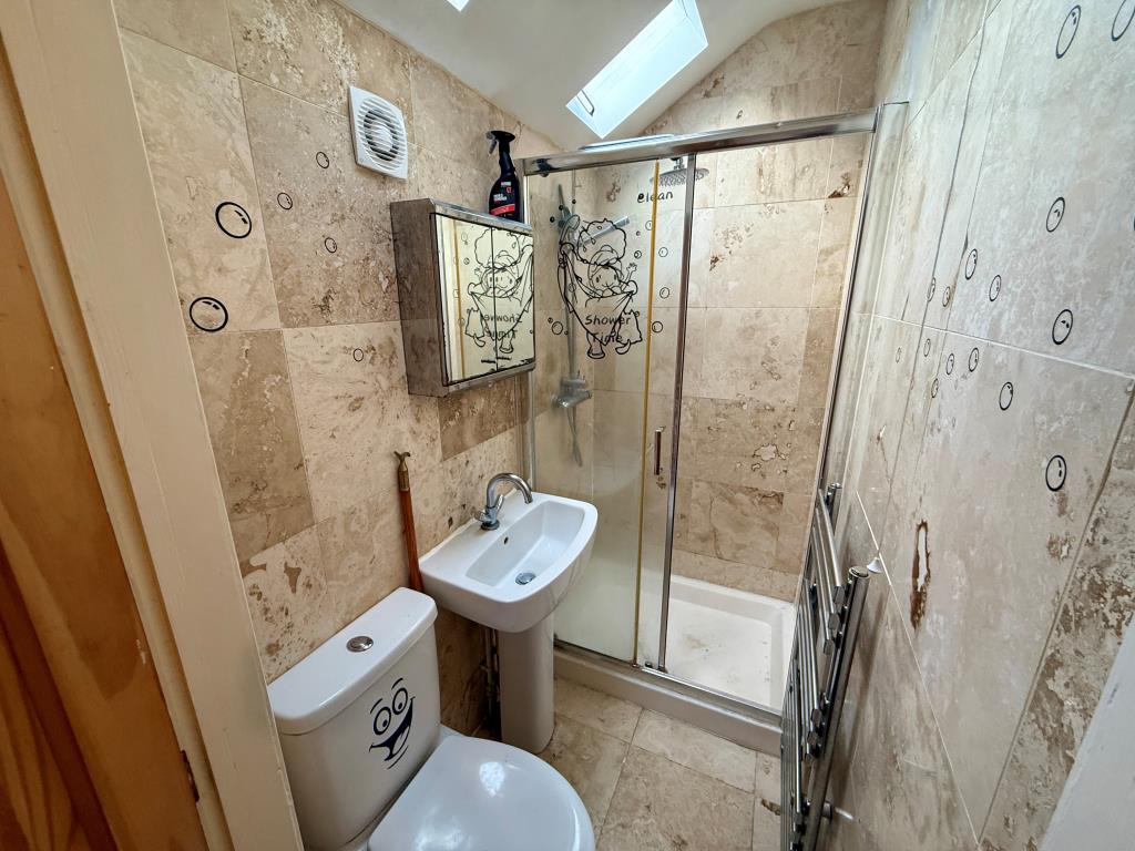 Lot: 119 - HOUSE FOR IMPROVEMENT - En-suite shower room with W.C.